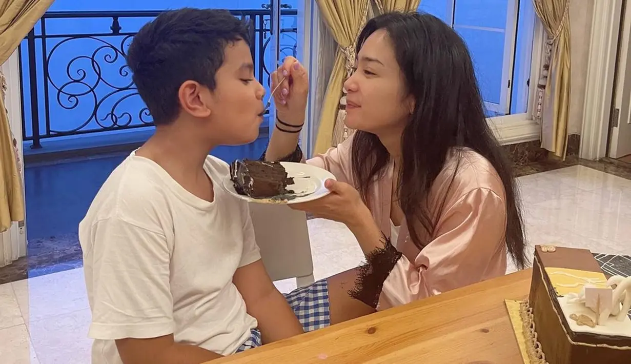 Bunga Zainal bersama sang suami, Sukhdev Singh memberi kejutan spesial untuk putranya. Meski sederhana, aktris sekaligus produser ini merayakan ulang tahun putranya dengan memberikan momen cinta yang manis penuh kehangatan. (Liputan6.com/IG/@bungazainal05)