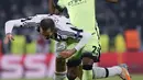Bek Juventus, Giorgio Chiellini (kiri) saat dilanggar gelandang City, Fernandinho pada laga Grup D Liga Champions di Juventus Stadium, Turin, Italia, Kamis (26/11).  Juventus menang atas City dengan skor 1-0. (Reuters/Giorgio Perottino)