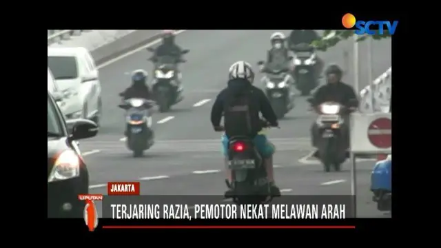 Ditlantas Polda Metro Jaya kembali menggelar razia pajak kendaraan yang kali ini dilakukan di kawasan Kembangan, Jakbar. Pemotor nekat menghindari razia dengan memutar arah.