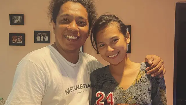 Kesederhanaan Rumah Tangga Arie Kriting dan Indah Permatasari, Makan Apa Adanya