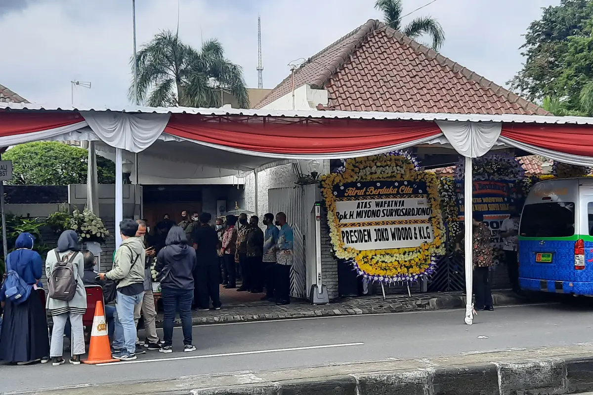 Karangan bunga duka cita memenuhi kediaman paman Presiden Jokowi, Miyono Suryosardjono.