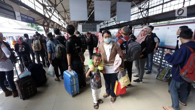 PHOTO: Suasana Stasiun Pasar Senen Jelang Libur Natal dan Tahun Baru