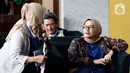 Komisioner KPU Evi Novida Ginting Manik (kanan) menunggu untuk menjalani pemeriksaan di Gedung KPK, Jakarta, Rabu (26/2/2020). Evi diperiksa sebagai saksi untuk tersangka Saeful Bahri terkait kasus dugaan penerimaan hadiah atau janji penetapan anggota DPR Terpilih 2019-2024. (merdeka.com/Dwi Narwoko