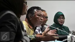 Ketua F-PPP Hasrul Azwar menjawab kabar ditangkapnya politikus PPP Ivan Haz terkait narkoba, di Jakarta, Selasa (23/2). Sedianya, putra mantan wapres Hamzah Haz itu diperiksa sebagai tersangka kasus penganiayaan PRT. (Liputan6.com/Johan Tallo)