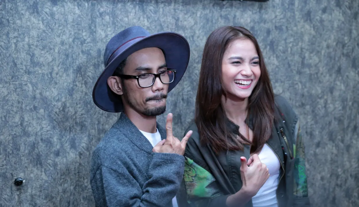 Acha Septriasa mengisi soundtrack film Bulan Terbelah di Langit Amerika (BTDLA) 2. Lagu Bulan Terbelah dibawakan secara duet bareng dengan penyanyi pendatang baru, Ade Omar. (Adrian Putra/Bintang.com)