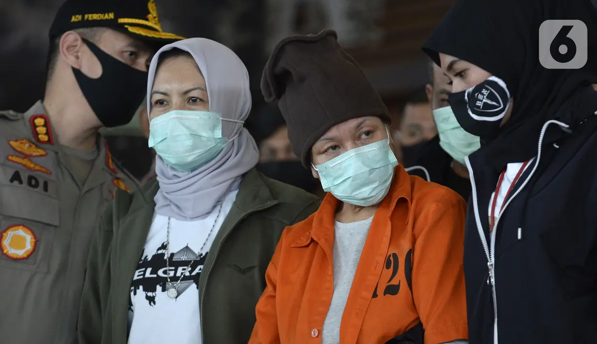 Maria Pauline Lumowa (berbaju tahanan) yang diekstradisi dari Serbia tiba di Bandara Soekarno-Hatta, Tangerang, Banten, Kamis (9/7/2020). Maria Pauline Lumowa merupakan pembobol kas BNI Cabang Kebayoran Baru senilai Rp 1,2 triliun pada Oktober 2002 - Juli 2003. (merdeka.com/Dwi Narwoko)