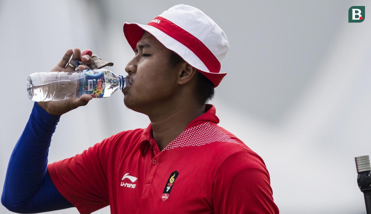 Pemanah putra Indonesia, Riau Ega, saat berlaga pada nomor recurve men's individual Asian Games di Lapangan Panahan, Senayan, Jakarta, Selasa (28/8/2018). Riau Ega mendapat medali perunggu. (Bola.com/Vitalis Yogi Trisna)