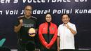 Ketua Umum PP PBVSI, Imam Sudjarwo (kanan) secara simbolis memberikan bola dan jaket untuk pelatih Timnas Voli Putri Indonesia, Marcos Sugiyama (kiri) dan kapten tim, Tisya Amallya Putri (tengah) pada upacara pelepasan untuk kejuaraan AVC Women's Volleyball Cup yang dilakukan di Padepokan Voli Jenderal Polisi Kunarto, Sentul, Selasa (2/6/2026).