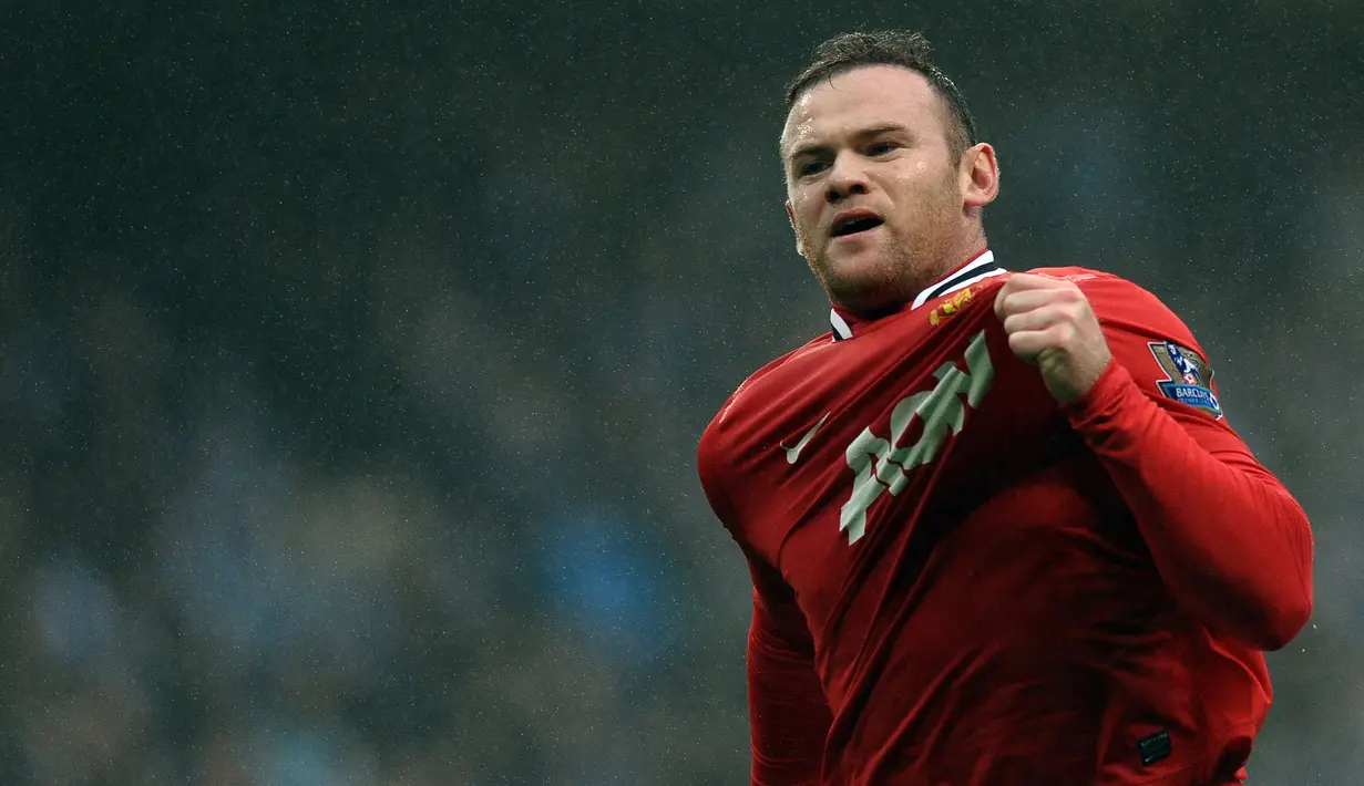Pemain Manchester United, Wayne Rooney melakukan selebrasi setelah mencetak gol pertama timnya ke gawang Manchester City pada laga putaran ketiga Piala FA 2011/2012 yang berlangsung di Etihad Stadium, Manchester, 8 Januari 2012. Setan Merah menang dengan skor 3-2. (AFP/Paul Ellis)