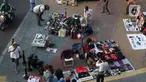 Pedagang kaki lima menjajakan dagangannya di trotoar kawasan Kebayoran Lama, Jakarta, Jumat (15/5/2020). Kondisi ini menyulitkan pejalan kaki yang akan melintasi trotoar di kawasan tersebut. (Liputan6.com/Helmi Fithriansyah)