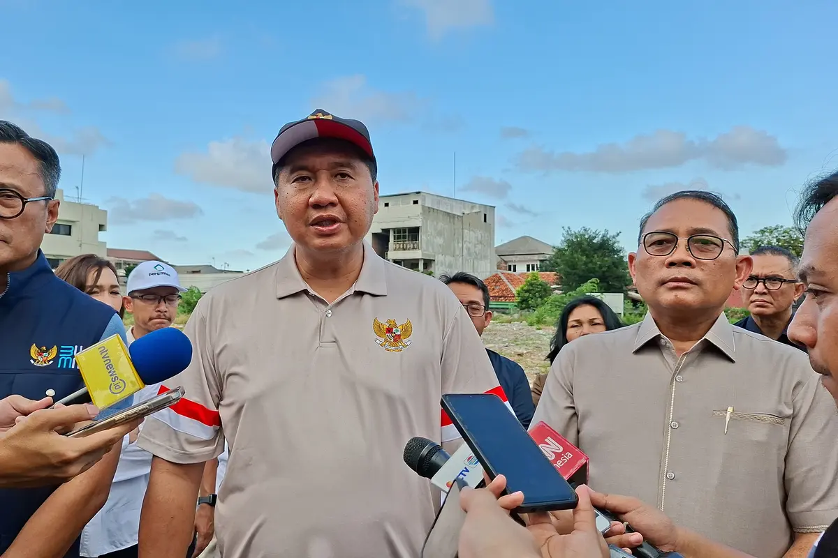 Menteri Perumahan dan Kawasan Permukiman (PKP) Maruarar Sirait mengecek lahan untuk pembangunan rumah susun (rusun) bagi warga bantaran rel kawasan Senen, Jakarta, Minggu, 29 Maret 2026. (Foto: Liputan6.com/Arief RH)