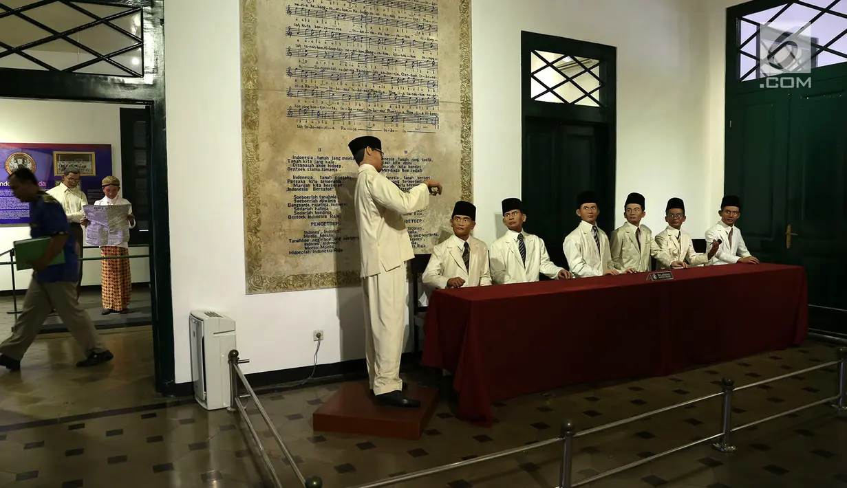 Petugas berjalan melewati ruangan diorama di Museum Sumpah Pemuda, Jakarta, Selasa (23/10). Museum ini merupakan lokasi Kongres Pemuda II atau yang dikenal sebagai Sumpah Pemuda. (Merdeka.com/Imam Buhori)