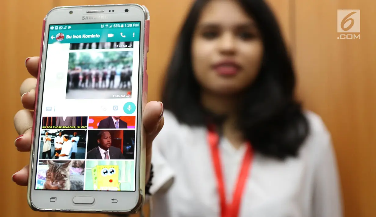 Petugas menunjukkan sejumlah contoh konten GIF di aplikasi Whatsapp di Jakarta, Senin (6/11). Kemenkominfo menyatakan akan mempertimbangkan memblokir layanan berbagi pesan WhatsApp jika tidak menurunkan konten asusila. (Liputan6.com/Immanuel Antonius)