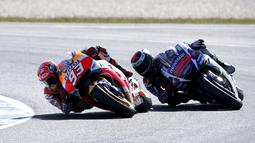 Pebalap Honda Marc Marquez bersaing ketat dengan pebalap Yamaha Jorge Lorenzo di  sirkuit Philip Island, Australia, Minggu (18/10/2015). (REUTERS/Brandon Malone)