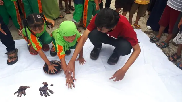 Lewat cap tangan, anak-anak bersuara soal gizi, pola asuh dan pernikahan dini. (Foto: Liputan6.com/Muhamad Ridlo)