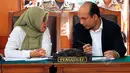 Novel Bawesdan berdiskusi dengan kuasa hukum KPK saat menjalani sidang praperadilan di PN Jakarta Selatan, Senin (25/5/2015). Sidang Novel ditunda hingga Jumat 29/5/ mendatang, karena tim kuasa hukum Polri tidak hadir. (Liputan6.com/Yoppy Renato)