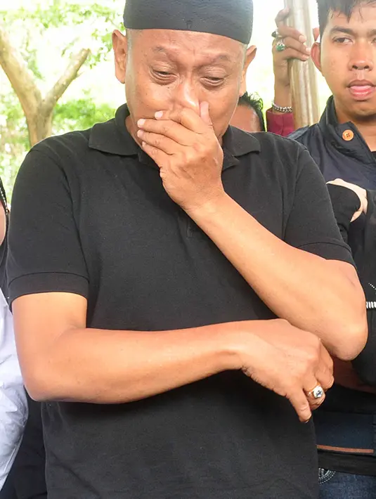 Dari pantauan Bintang.com dilapangan, saat jenazah akan dimasukkan ke liang lahat pukul 09.30 WIB, Tukul Arwana tak kuasa menahan duka dan menepi di dekat tenda kecil. (Deki Prayoga/Bintang.com)