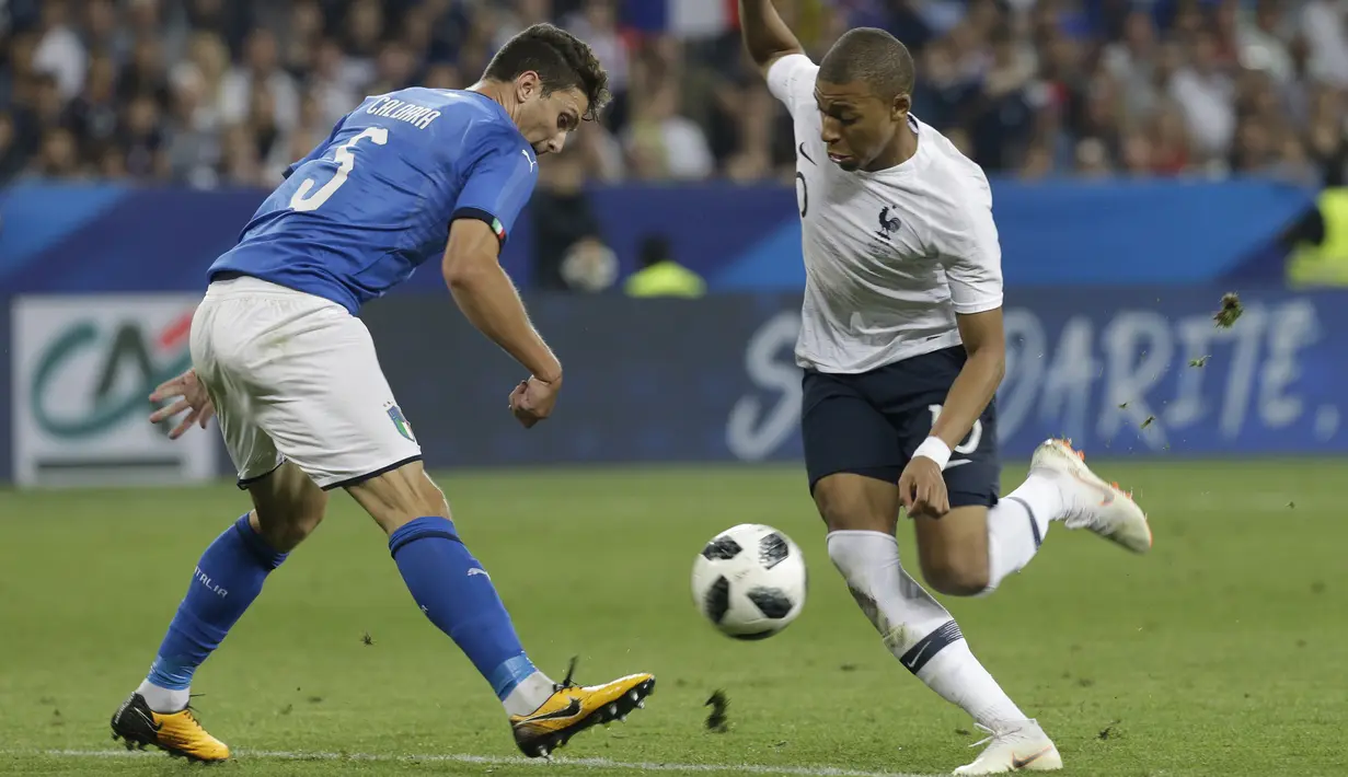 Pemain Prancis, Kylian Mbappe (kanan) berebut bola dengan pemain Italia, Mattia Caldara pada laga uji coba di Allianz Riviera stadium, Nice, (1/6/2018). Prancis menang 3-1. (AP/Claude Paris)
