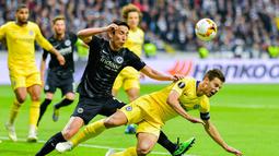 Makoto Hasebe harus menjatuhkan Cesar Azpilicueta pada leg 1, semifinal Liga Europa yang berlangsung di Stadion Commerzbank Arena, Frankfurt, Jumat (3/5). Chelsea imbang 1-1 kontra Eintracht Frankfurt. (AFP/Uwe Anspach)