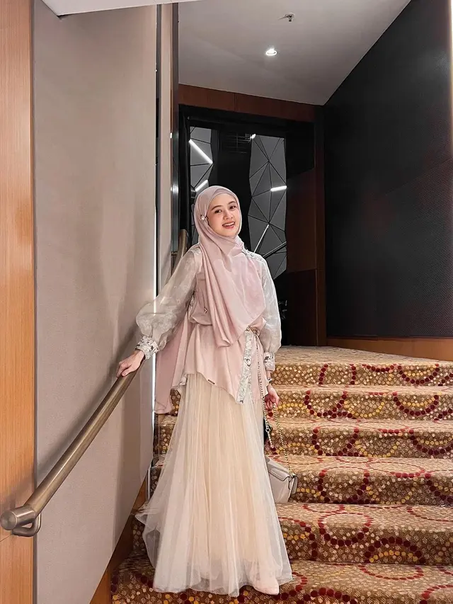 6 Gaya Berhijab Selebgram Adinda Amira, Inspirasi Busana Pastel yang Lembut