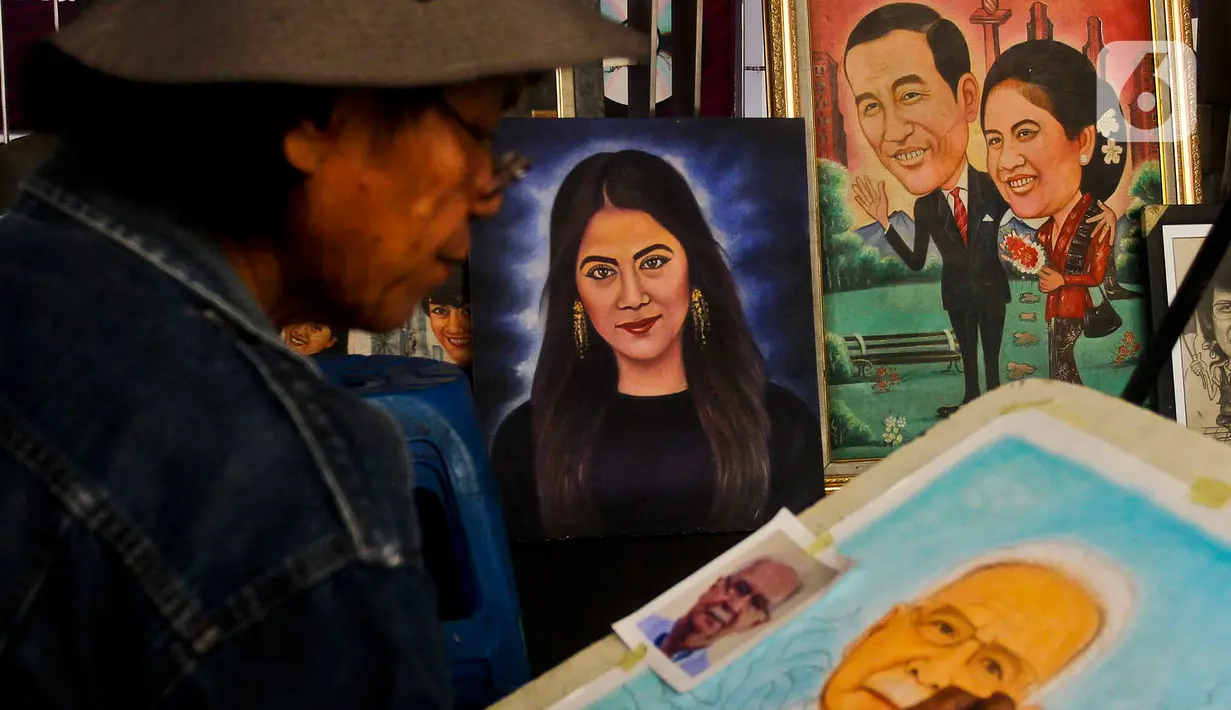 Seniman lukis mengerjakan order jasa lukis di kawasan Blok M Square, Jakarta Selatan, Sabtu (8/2/2020). Diperkirakan, pendapatan seniman lukis dalam sebulan bisa mencapai Rp 4 juta. (Liputan6.com/Johan Tallo)
