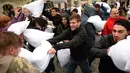 Inilah pertarungan paling damai di dunia: perang bantal. Bermula dari candaan di atas tempat tidur, perang bantal dijadikan acara tahunan yang ceria di area terbuka (AFP PHOTO / BEN STANSALL).