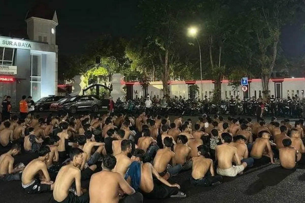Ratusan pemuda dari sebuah perguruan silat diamankan di Polrestabes Surabaya.(Foto: humas polri)