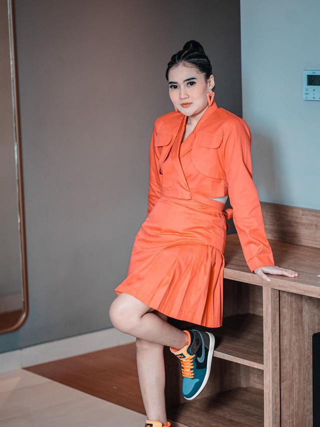 6 Potret Nella Kharisma Tampil Pede dengan Perut Buncit, Dikira Hamil Anak Ketiga