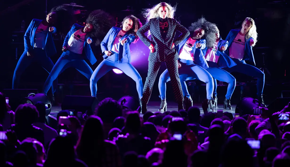 Penampilan penyanyi Beyonce bersama para dancer dalam konser kampanye di Cleveland, Ohio, Jumat (4/11). Beyonce bersama suaminya, Jay Z menggelar konser bagi Hillary Clinton untuk meraih suara pemilih muda berkulit hitam di Ohio. (AP Photo/Matt Rourke)