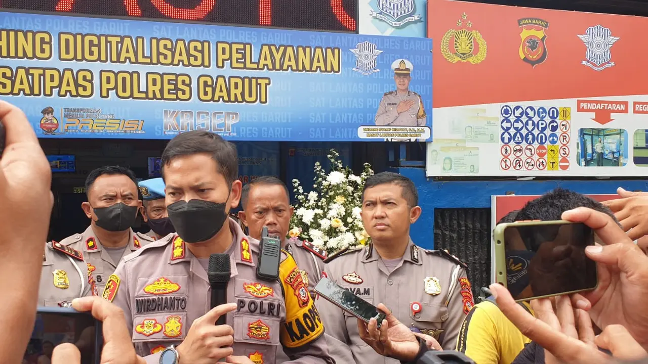 Kapolres Garut AKBP Wirdhanto Hadicaksono memberikan keterangan kepada wartawan dalam launching digitalisasi satpas Polres Garut. (Liputan6.com/Jayadi Supriadin)