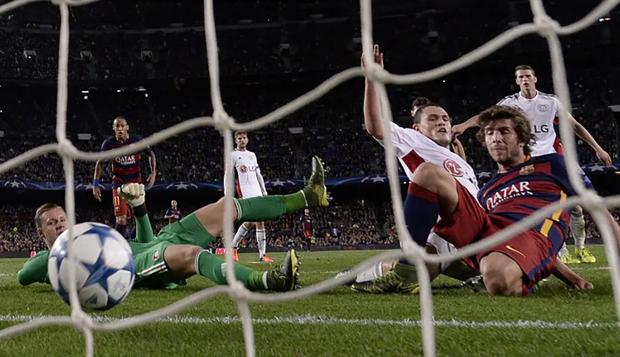 Proses terjadinya gol yang dicetak Pemain Barcelona, Sergi Roberto ke gawang Leverkusen pada laga Liga Champions di Stadion Nou Camp, Spanyol, Rabu (30/9/2015). (AFP Photo/Lluis Gene)