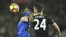 Pemain Leicester City, Ahmed Musa (kiri) berebut bola dengan pemain Chelsea, Gary Cahill pada laga Premier League di King Power Stadium, Leicester (14/1/2017). Chesea menang 3-0.  (AP Photo/Rui Vieira)