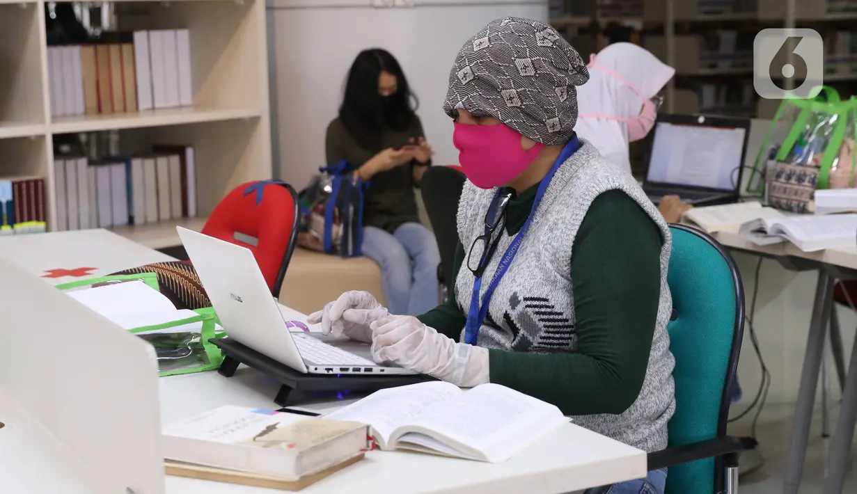 Pengunjung membaca buku di Perpustakaan Nasional (Perpusnas), Jakarta, Kamis (10/6/2020). Perpusnas membuka kembali membuka pelayanan mulai Kamis ini, 11 Juni 2020, dengan menyiapkan protokol kesehatan setelah beberapa bulan tutup akibat COVID-19. (Liputan6.com/Angga Yuniar)