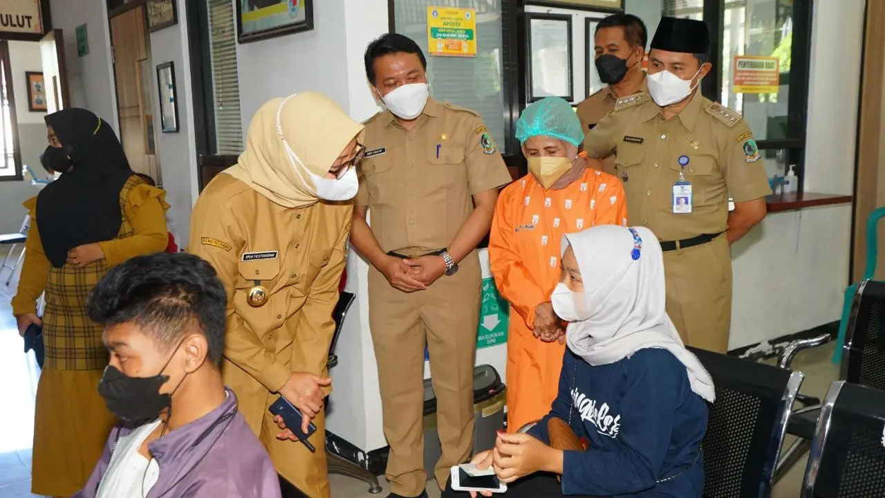 Bupati Banyuwangi Ipuk Fiestiandani (Kanan) menyapa warga di Puskesmas Sobo untuk memastikan pelayanan kesehatan berjalan baik. (Istimewa)