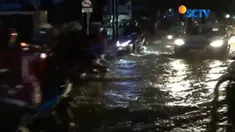 Hujan deras yang turun sepanjang hari kemarin ditambah buruknya sistem drainase membuat genangan air lambat surut.