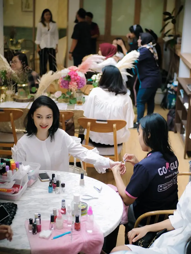 Fasilitasi kebutuhan gaya hidup perempuan urban Indonesia dalam satu aplikasi online