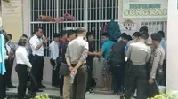 Polisi menggeledah sejumlah kamar di Lapas Muarabulian, Jambi pasca-bentrokan sesama narapidana. (Bangun Santoso/Liputan6.com)