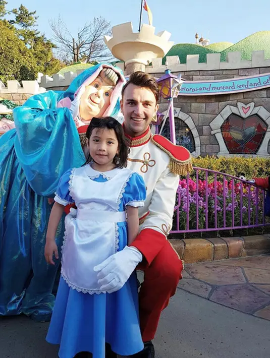 "Pas lagi parade princess gitu kan nyarinya susah banget kan, terus akhirnya aku dibantuin sama manajer restoran untuk nyari dia dan alhamdulillah sih ketemu. Terus pas aku ketemu, Kimora nya lagi duduk gitu diam," ujar Fanny. (Instagram/fannyfabriana)