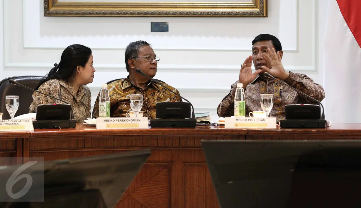 Menkopolhukam Wiranto (kanan) berbincang dengan Menko Perekonomian Darmin Nasution (tengah), Menko PMK Puan Maharani sebelum mengikuti rapat terbatas di Kantor Presiden Komplek Istana Kepresidenan, Jakarta, Selasa (1/11). (Liputan6.com/Faizal Fanani)