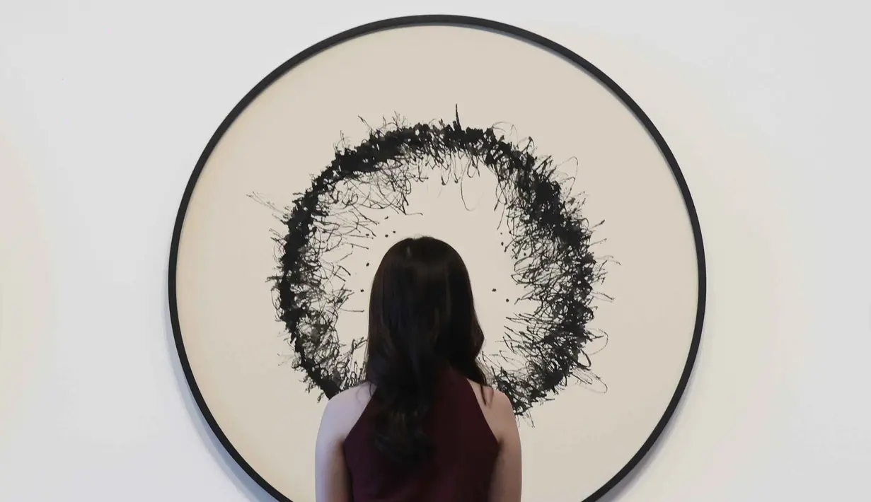 Sebagai informasi, karya-karya Olafur Eliasson menyoroti bagaimana fenomena dan objek alam memiliki kehendaknya sendiri, melampaui peran tradisional sebagai subjek pengamatan. Tampak dalam foto, pengunjung menikmati koleksi seni modern dan kontemporer karya Olafur Eliasson di Museum of Modern and Contemporary Art in Nusantara (MACAN), Jakarta, Minggu 12 April 2026. (Kapanlagi.com/Budy Santoso)