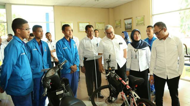 Pertama Kali Jajal Motor Listrik Rakitan Siswa BLK Serang, Begini Respon Menaker Hanif