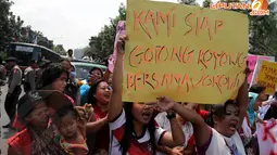 [FOTO]  Pendukung Jokowi Bawakan Tiket Kereta Kencana ke Istana