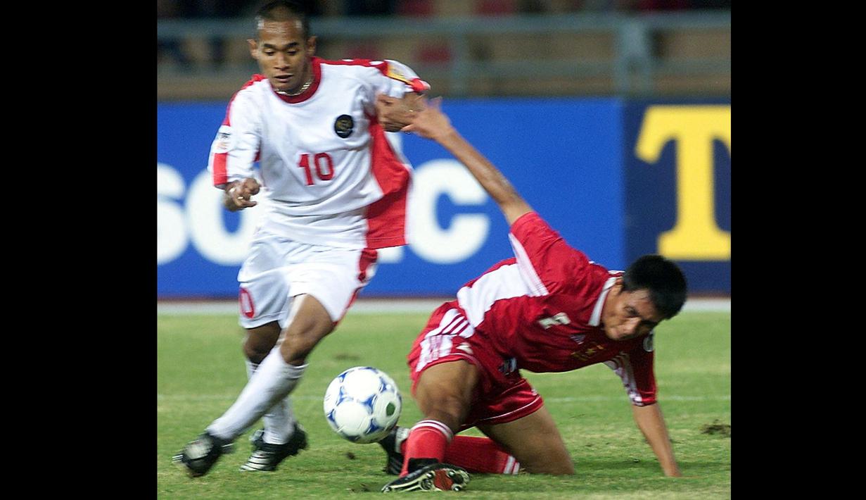 Kurus panggilan akrab Kurniawan berhasil mencetak gol pembuka saat melawan Filipina dan dua gol saat melibas Myanmar 5-0 dalam babak penyisihan Piala AFF 2000 yang digelar di Thailand. (Foto: AFP/Pornchai Kittiwongsakul)