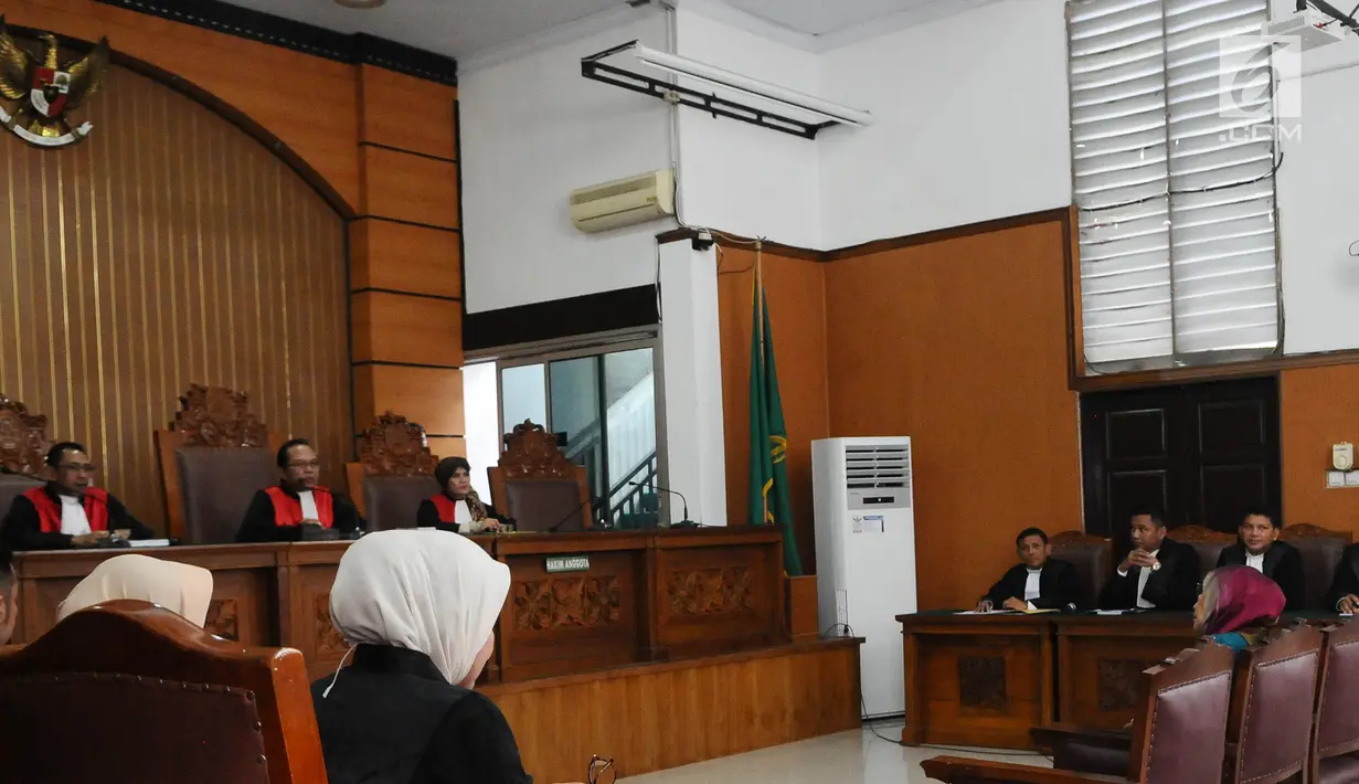 Terdakwa kasus dugaan penyebaran berita bohong Ratna Sarumpaet menjalani sidang lanjutan di PN Jakarta Selatan, Selasa (12/3). Sidang mendengarkan tanggapan JPU atas nota keberatan yang disampaikan pengacara Ratna. (Liputan6.com/Herman Zakharia)
