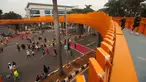 Warga beraktivitas di sekitar Jembatan Penyeberangan Orang (JPO) di Jalan Tegar Beriman, Cibinong, Kabupaten Bogor, Jawa Barat, Minggu (14/6/2026). (Kapanlagi.com/Budy Santoso)