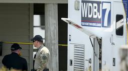 Mobil WDJB terlihat di lokasi penembakan di luar Bridgewater Plaza, Virginia, Rabu (26/8). Dua jurnalis stasiun televisi WDBJ, Alison parker dan Adam Ward tewas ditembak mantan reporternya saat siaran langsung. (REUTERS/Chris Keane)