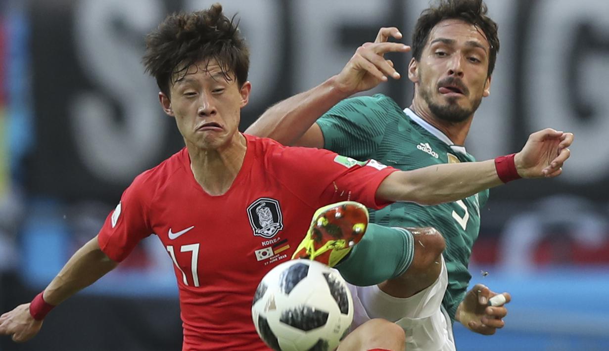 Pemain Korea Selatan, Lee Jae-sung (kiri) saat berebut bola dengan pemain Jerman, Mats Hummels pada laga grup F Piala Dunia 2018 di Kazan Arena, Kazan, Rusia, (27/6/2018). Korea menang atas Jerman 2-0.  (AP/Thanassis Stavrakis)