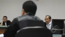 Terdakwa suap mantan Bupati Bangkalan Fuad Amin yang juga Direktur PT Media Karya Sentosa Antonio Bambang Djatmiko menjalani sidang di Pengadilan Tipikor Jakarta, Senin (6/4/2015). Antonio dituntut pidana penjara tiga tahun. (Liputan6.com/Herman Zakharia)