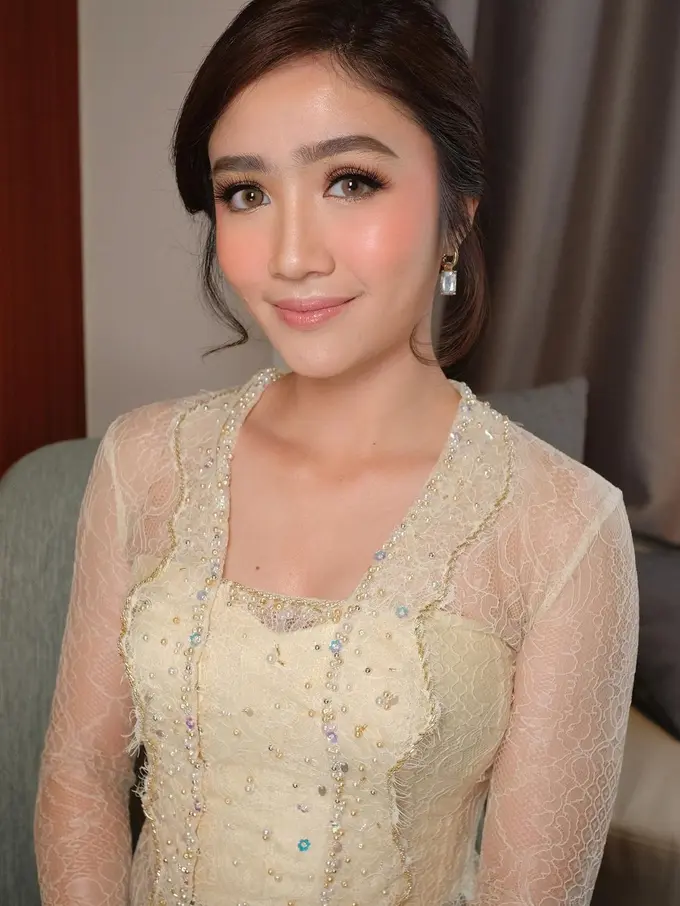 Febby Rastanty pakai kebaya putih (Instagram/febbyrastanty)