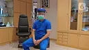 Dokter Subspesialis Glaukoma Dr. M. Yoserizal, SpM berpose usai pemeriksaan pasien di RS Mata JEC @ Menteng, Jakarta, Kamis (16/7/2020). JEC memberlakukan protokol kesehatan selama pandemi COVID-19. (Liputan6.com/Herman Zakharia)